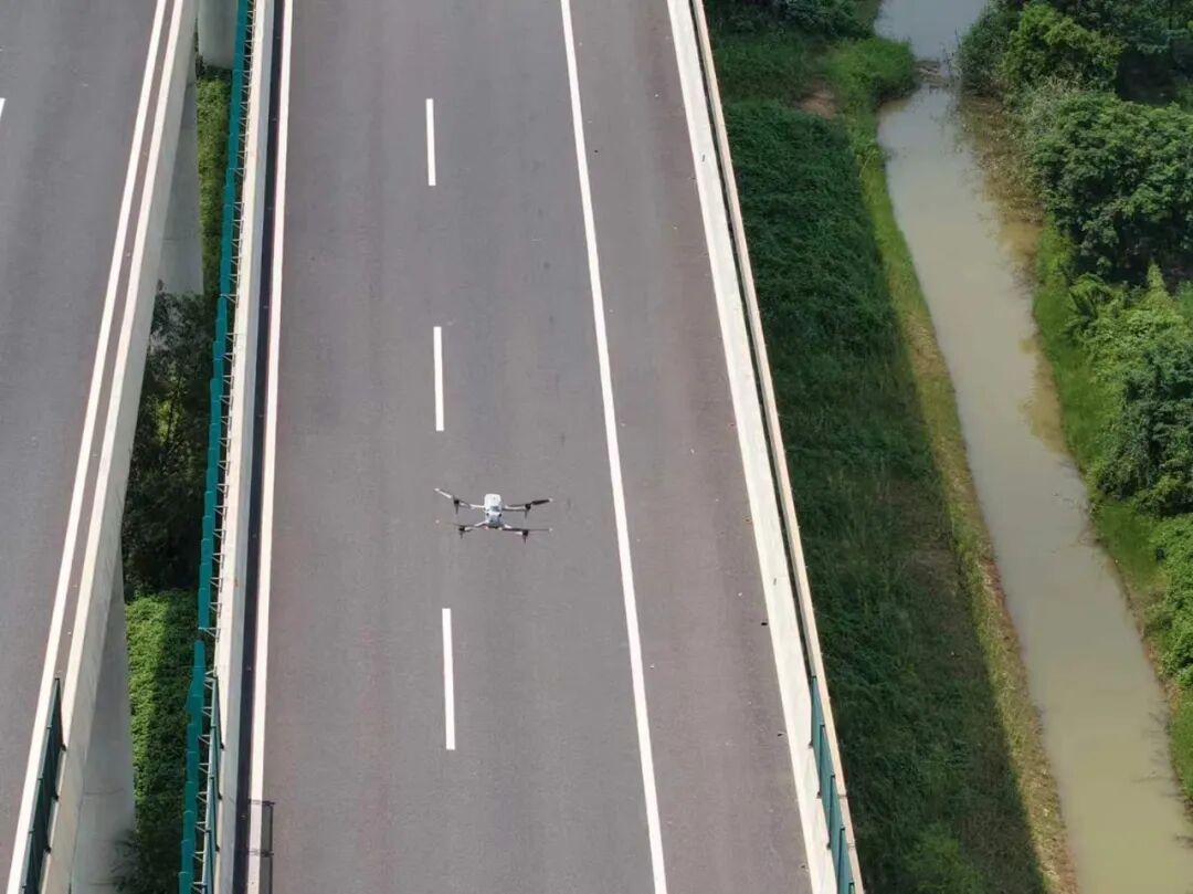 “低空+AI”赋能公路管养：安徽交检低空无人机巡查系统落地庐江